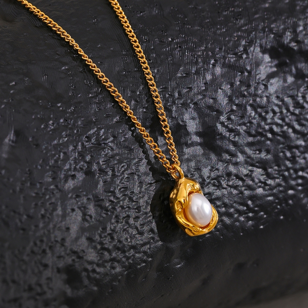 Chic Pearl Pendant Necklace